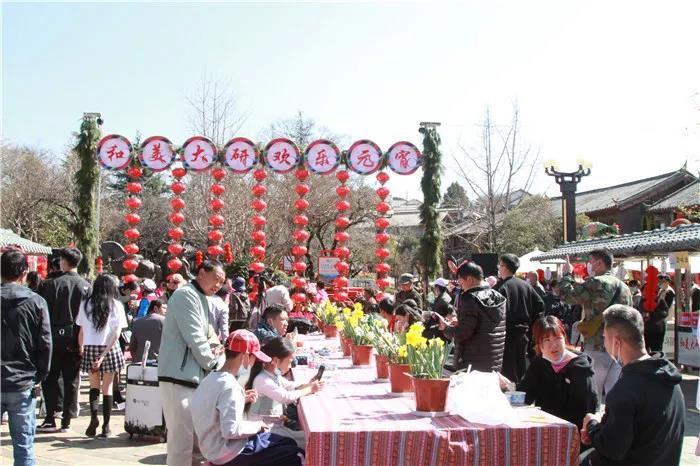 看花燈、品美食 …… 麗江大研古城歡樂(lè)鬧元宵